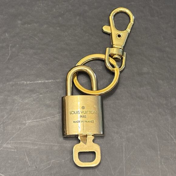 Authentic Louis Vuitton Brass Lock&key #323 W/ New Unbranded Gold Tone Key Chain - Picture 2 of 7